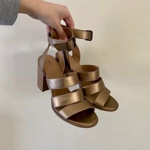NWOT Gold chunky heels